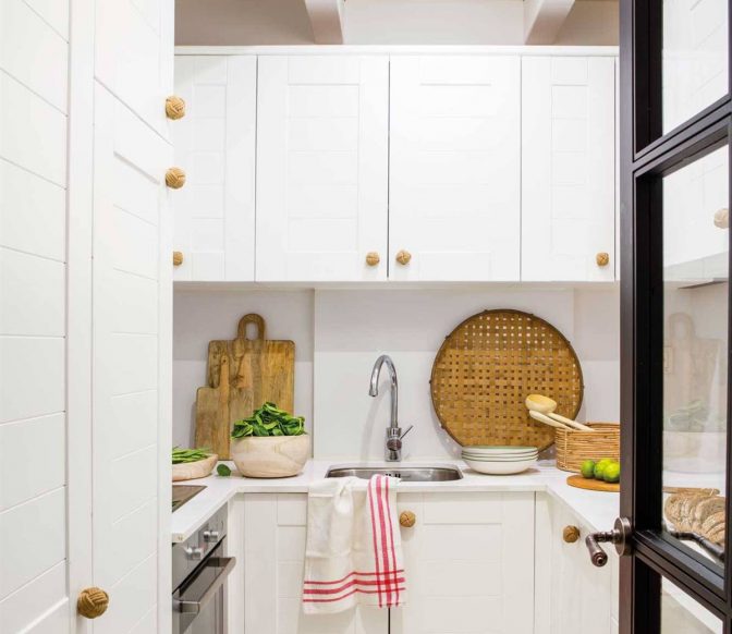 cocina-pequena-muebles-blanco-tirador-00508525_4aec45bd_1200x1800